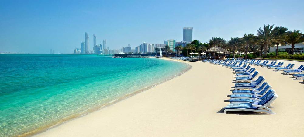 Шарджа вылет. Пляж Корниш Абу-Даби. ОАЭ Абу Даби пляжи. Public Beach Абу Даби. Набережная Корниш в Абу-Даби.